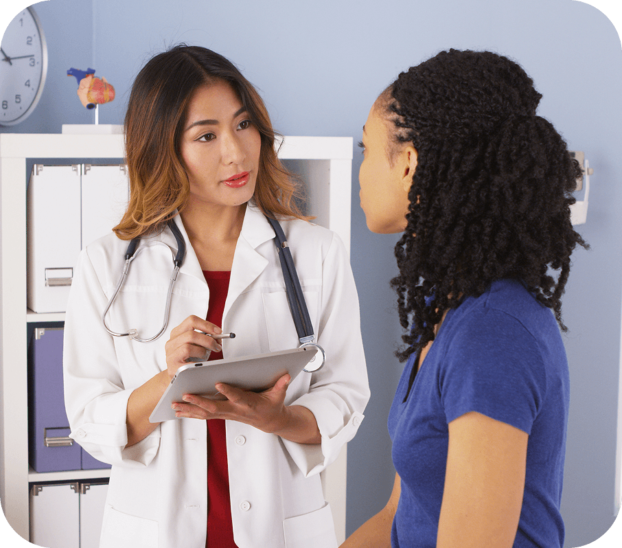Un jeune en train de parler à un médecin dans une salle de consultation.