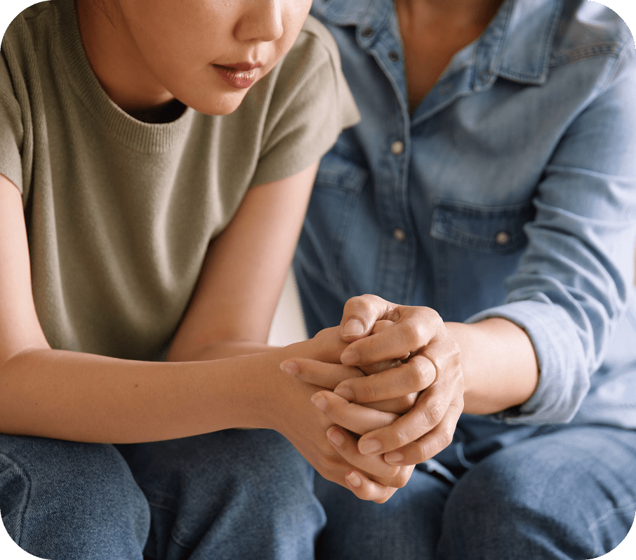 Un adulte qui réconforte un jeune personne.